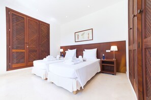 6 bedrooms, iron/ironing board, travel cot, free WiFi