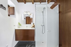 Douche, sèche-cheveux