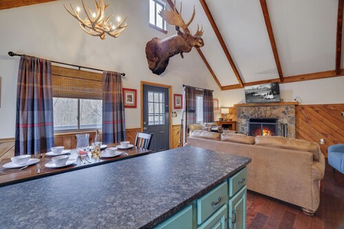 Moose Track Cabin · Hot Tub · 1 Mile to Lake