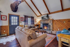 Smart TV y chimenea 