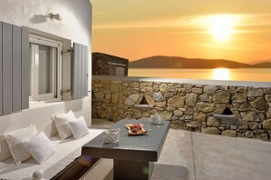 Outdoor dining - My Rental Homes - Villa Targer with salt water pool, jacuzzi and sea view (Agios Ioannis Mykonos)