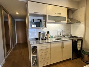 Kylskåp, mikrovågsugn, ugn och kaffe- och tebryggare