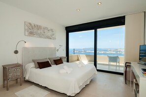 4 bedrooms, iron/ironing board, travel crib, free WiFi