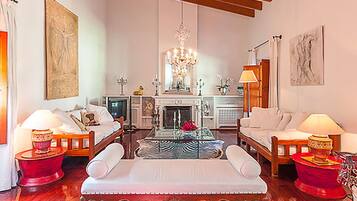 Een televisie en een open haard