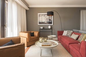 Televisión, chimenea y estéreo 