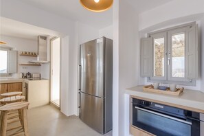 Frigorífico, microondas, horno y placa de cocina