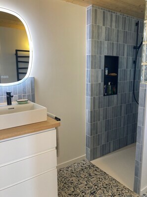 Dusche, umweltfreundliche Kosmetikartikel, HandtĂŒcher, Seife