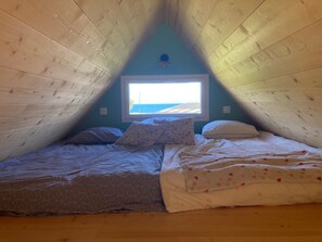 2 bedrooms, desk, bed sheets