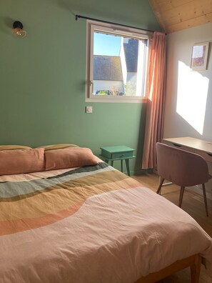 2 habitaciones, escritorio y ropa de cama 