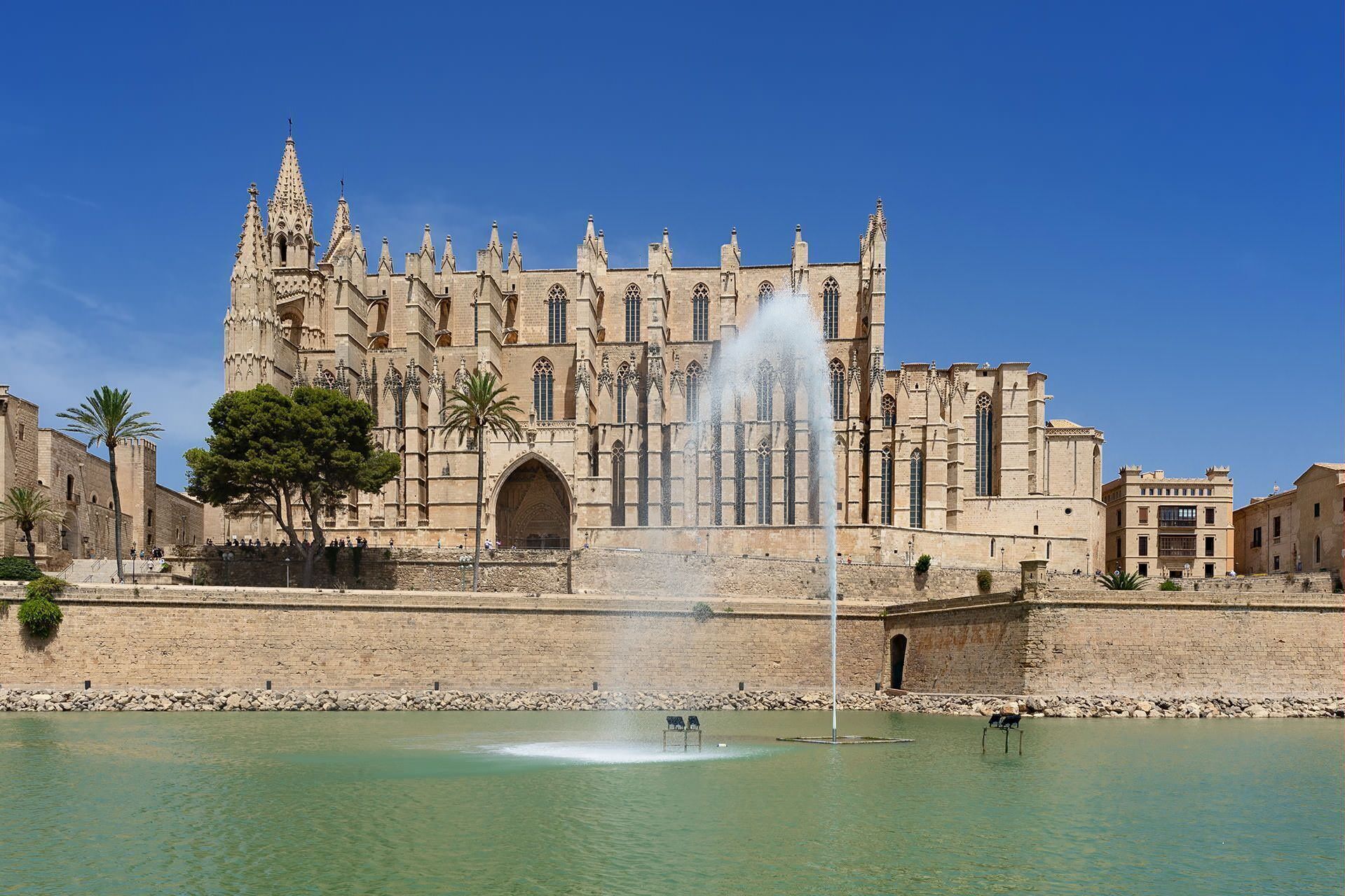 Una cattedrale storica con un'ampia fontana antistante.