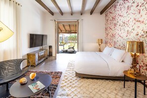 5 chambres, bureau, fer et planche à repasser, lit parapluie