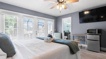 5 makuuhuonetta, työpöytä, silitysrauta/-lauta, vauvan matkasänky