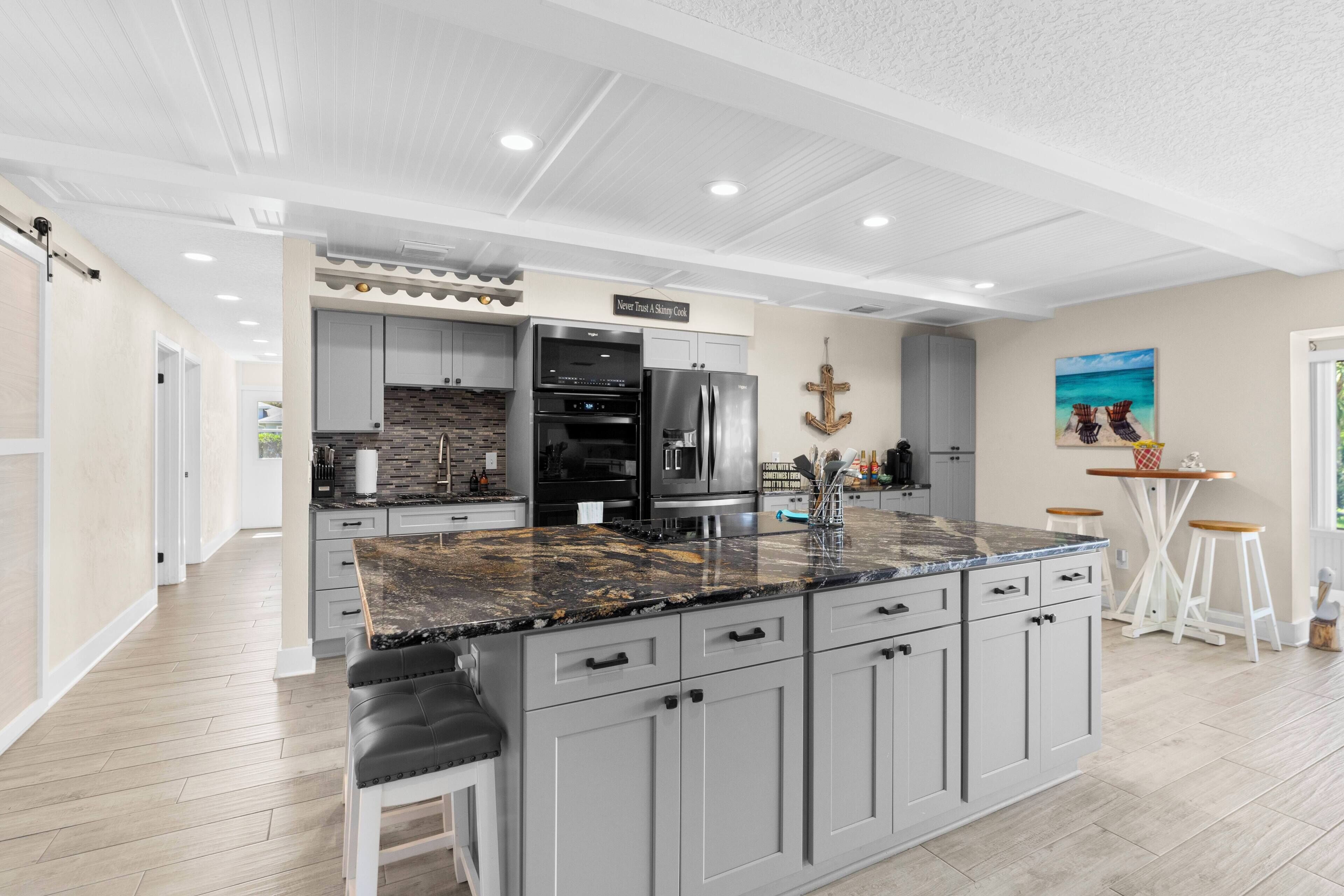 Kjøleskap, mikrobølgeovn, ovn og kokeplater