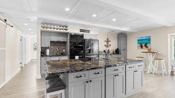 Kjøleskap, mikrobølgeovn, ovn og kokeplater