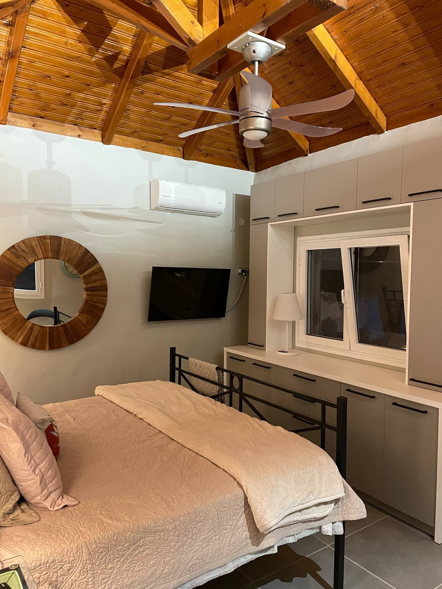 1 dormitorio, tabla de planchar con plancha, wifi y ropa de cama