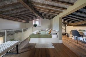 4 camere, una cassaforte in camera, una scrivania, ferro/asse da stiro