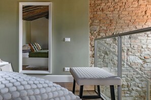 4 habitaciones, caja de seguridad en la habitación y escritorio