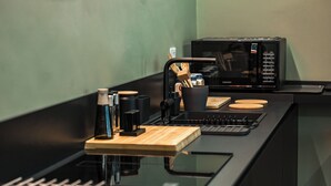Kaffetrakter/tekoker, kjøleskap, mikrobølgeovn og kokeplater