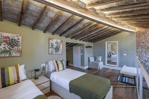 4 bedrooms, in-room safe, desk, iron/ironing board