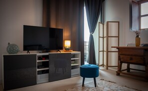 Una Smart TV, un reproductor de DVD, libros, una videoteca