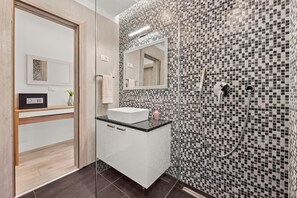 Shower, hair dryer, towels, toilet paper - Modern Villa Novtek with Pool and Sea View (Diminići)
