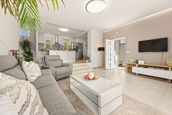 TV - Modern Villa Novek with Pool and Sea View (Diminići)