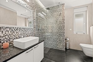 Douche, séchoir à cheveux, serviettes fournies, papier de toilette