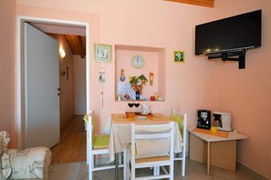 Dining - 1 Bedroom Apartment With a sea View (Murter-Kornati)