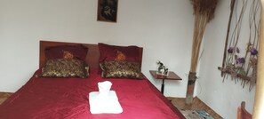 4 bedrooms, iron/ironing board, free WiFi, bed sheets - Affordable guest house near to main road, beach and petroglyph museum (Cholpon-Ata)