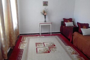 4 bedrooms, iron/ironing board, free WiFi, bed sheets - Affordable guest house near to main road, beach and petroglyph museum (Cholpon-Ata)