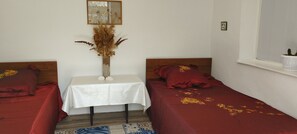 4 bedrooms, iron/ironing board, free WiFi, bed sheets - Affordable guest house near to main road, beach and petroglyph museum (Cholpon-Ata)