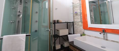Articles de toilette gratuits, sĂšche-cheveux, serviettes fournies