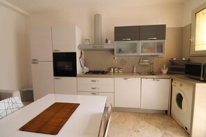 Fridge, microwave, oven, stovetop - Casa Marika — Comfort & Relax in the Heart of Otranto (Otranto)