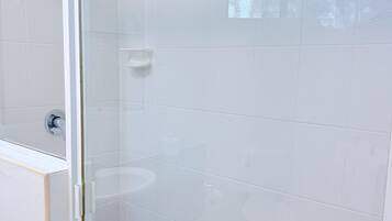 Douche, serviettes fournies, savon, papier toilette