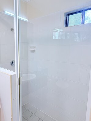 Shower, towels, soap, toilet paper - Emu Park Beach Resort, Queen Room with balcony for 2 Guest (Emu Park)