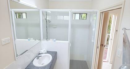 Emu Park Beach Resort, Queen Room with balcony for 2 Guest