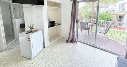 Emu Park Beach Resort, Queen Room with balcony for 2 Guest