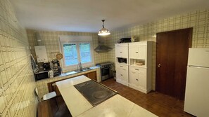 Refrigerador, microondas, horno y cafetera y tetera 