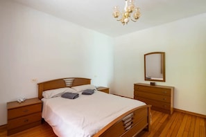 5 bedrooms, iron/ironing board, travel cot, free WiFi - AS NEVEIRAS, TYPICAL GALICIAN RURAL HOUSE (Fixó)
