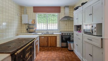 Refrigerador, microondas, horno y cafetera y tetera