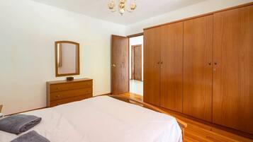 5 habitaciones, tabla de planchar con plancha y cuna de viaje