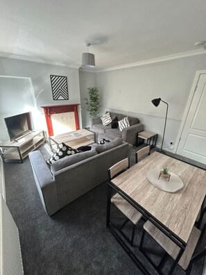 Smart TV - 3-Bed Apartment Central Greenock (Inverclyde)
