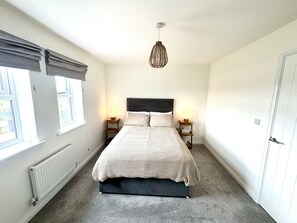 4 bedrooms, iron/ironing board, WiFi, bed sheets