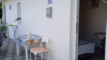 Apartment | Outdoor dining