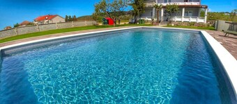 House Rose – country house with pool