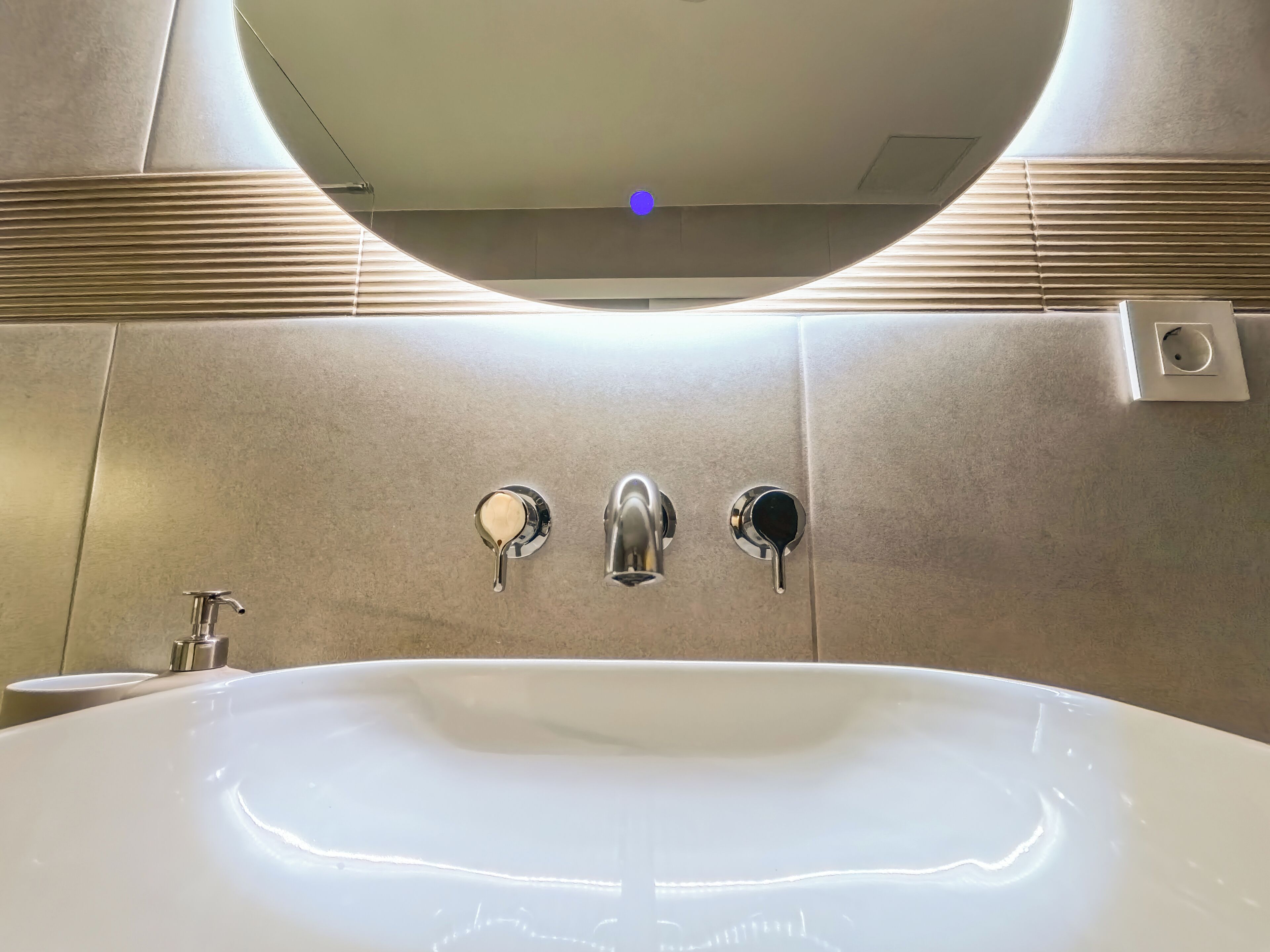 Een douche, een haardroger, handdoeken, zeep