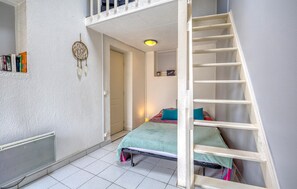2 habitaciones, cuna de viaje y ropa de cama 