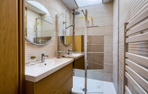 Douche, sĂšche-cheveux