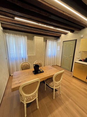 Dining - Canal View, in the heart of Venice, within walking distance of St. Mark's Square and Rialto (Venezia)