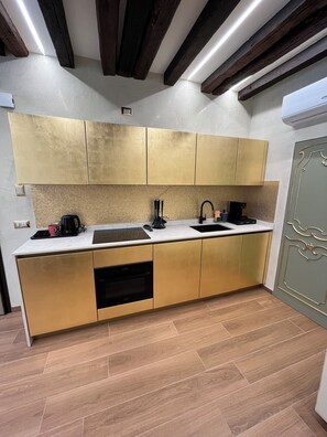 Mikrowelle, Ofen, Herdplatte, Geschirrspüler